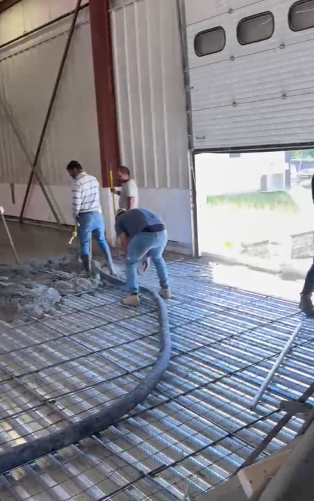 Full crew spreading and finishing commercial concrete pour